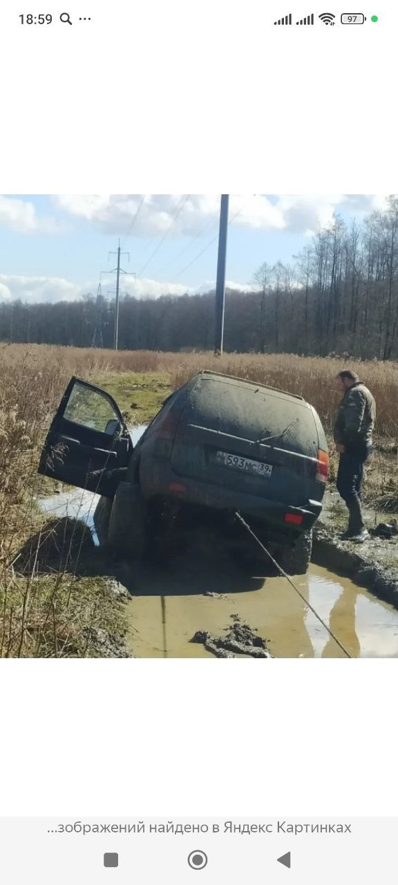 Внедорожник застрял в грязи в поле