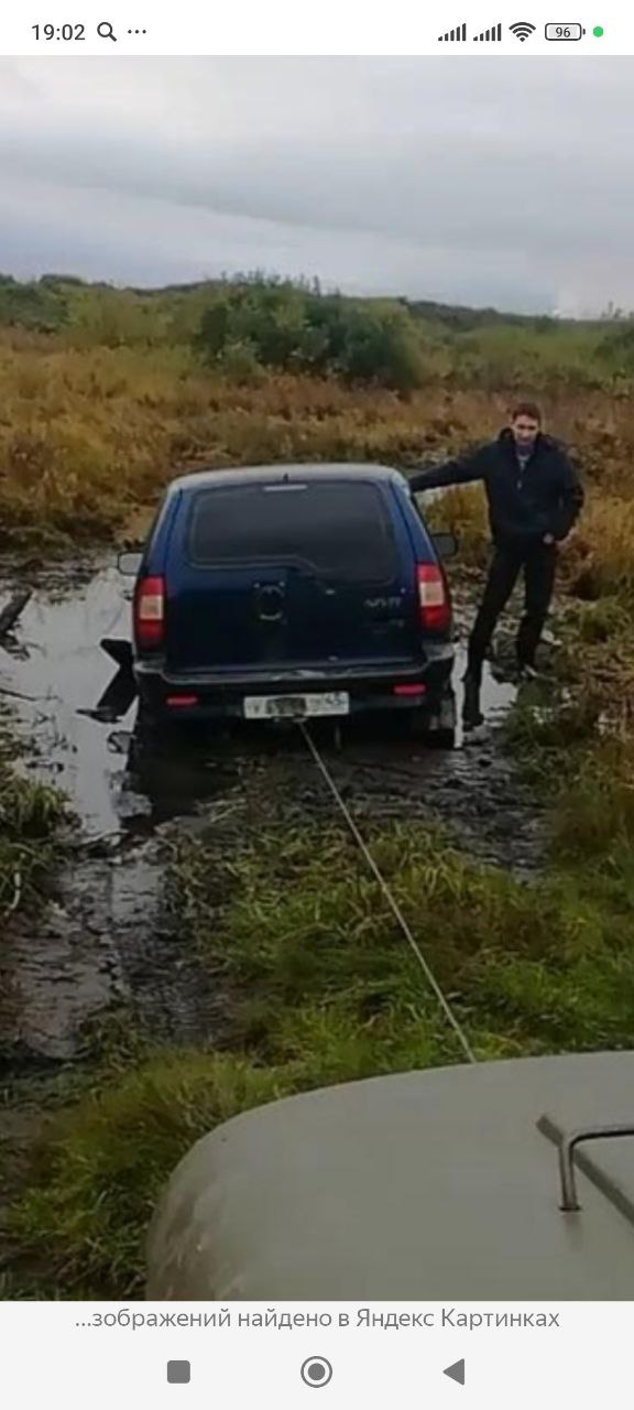 Пикап увяз в болоте — вытаскиваем тросом