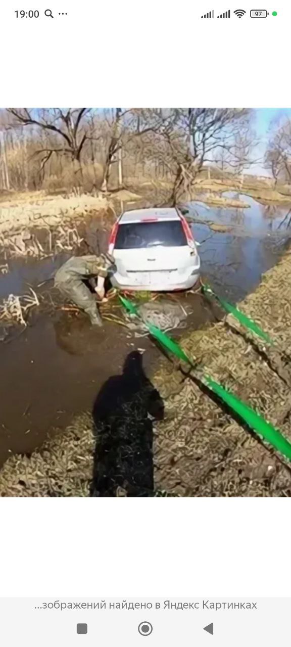 Машина застряла в весеннем пруду