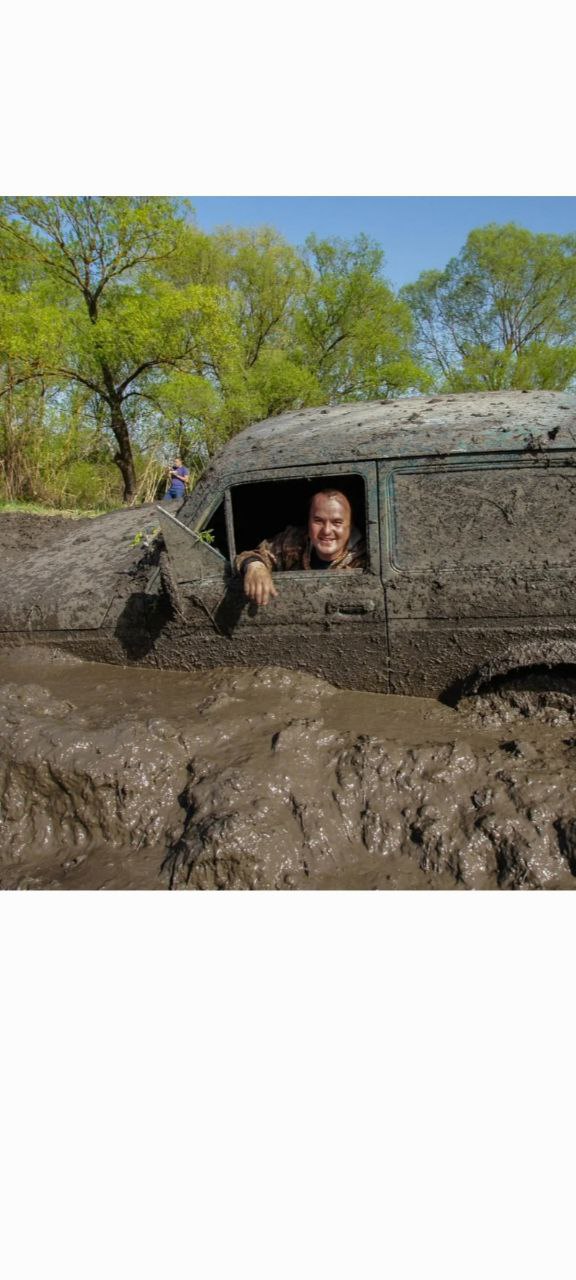 Водитель улыбается — машина по крышу в грязи