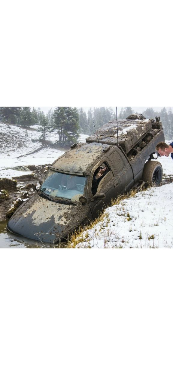 Грузовик в снежной канаве — зимняя эвакуация