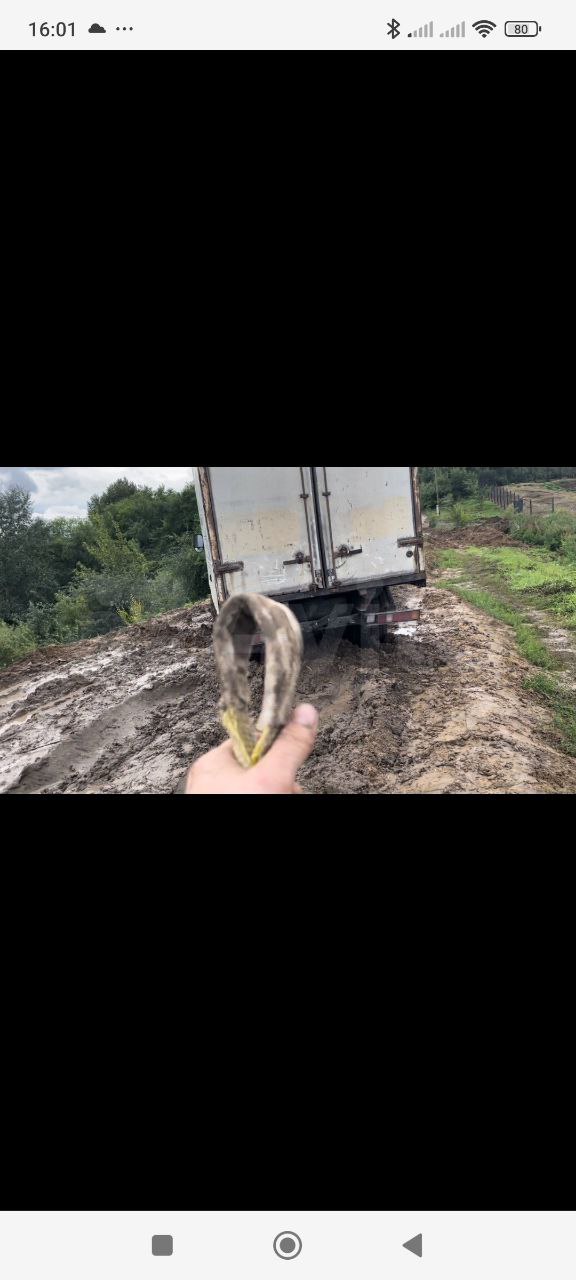 Размытая грунтовая дорога — типичное бездорожье