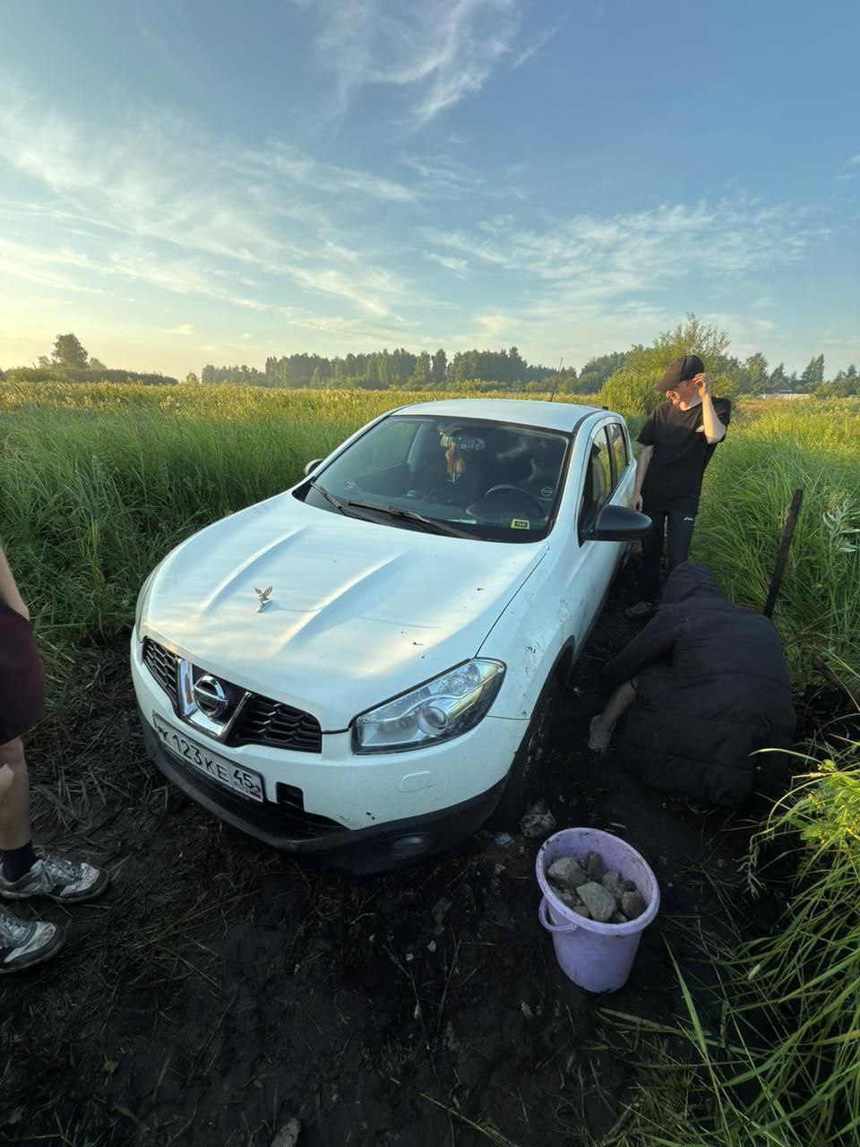 Nissan Qashqai застрял в поле