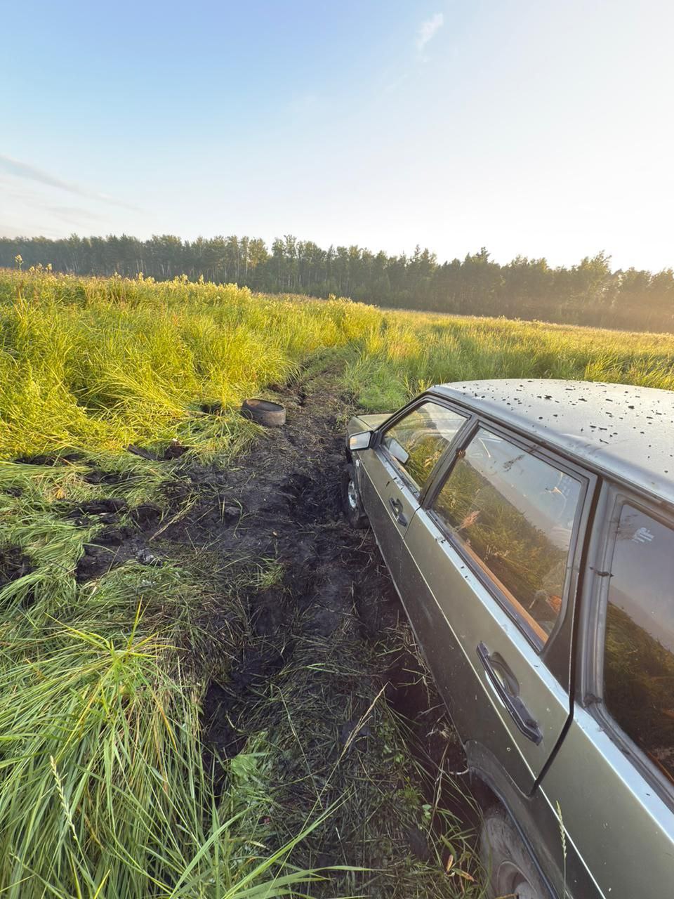 ВАЗ засел глубоко в грязи на просёлке